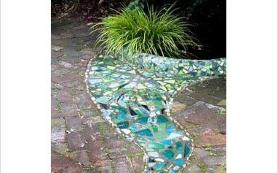 20 ideas for recycling tiles - garden feature