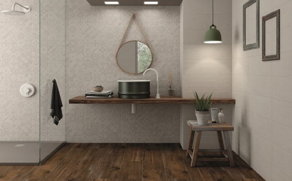A beautiful beige bathroom with wood effect tiles